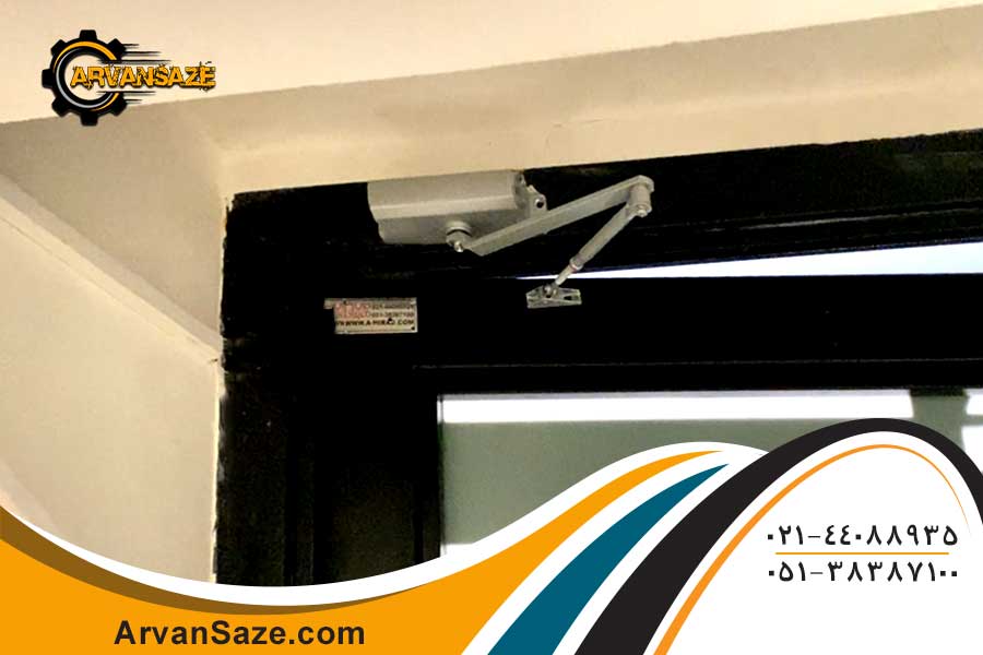 نصب آرام بند روی درب فلزی حیاط و عملکرد روان و بی صدای درب هنگام بسته شدن درب